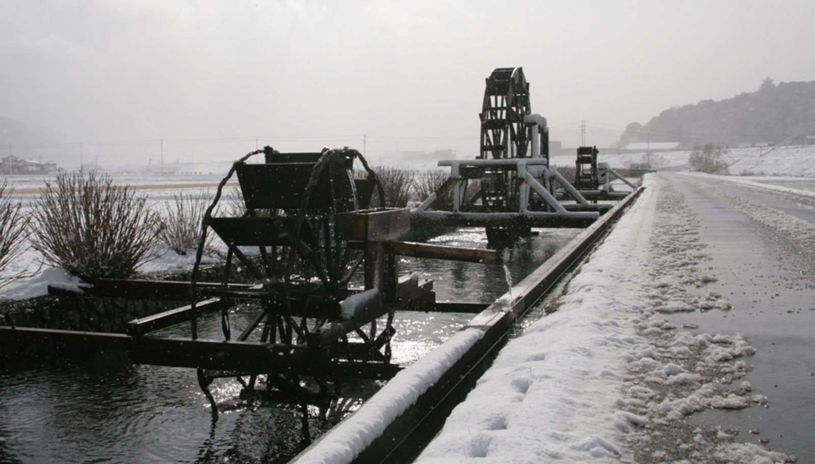 水車雪化粧の写真